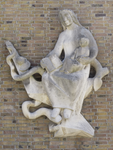 907269 Afbeelding van de schoongemaakte natuurstenen wandsculptuur 'Maria' van René van Seumeren (1923-1989), in 1970 ...